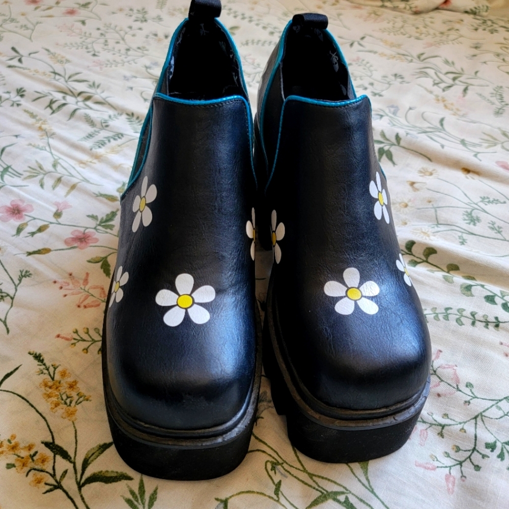 *NEW* La Moda daisy platform boots sz 8